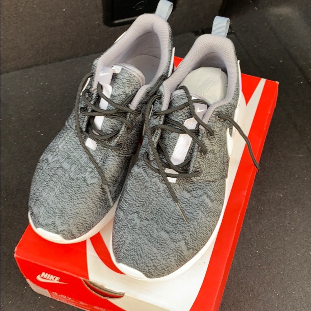 never worn, nike Roshes
